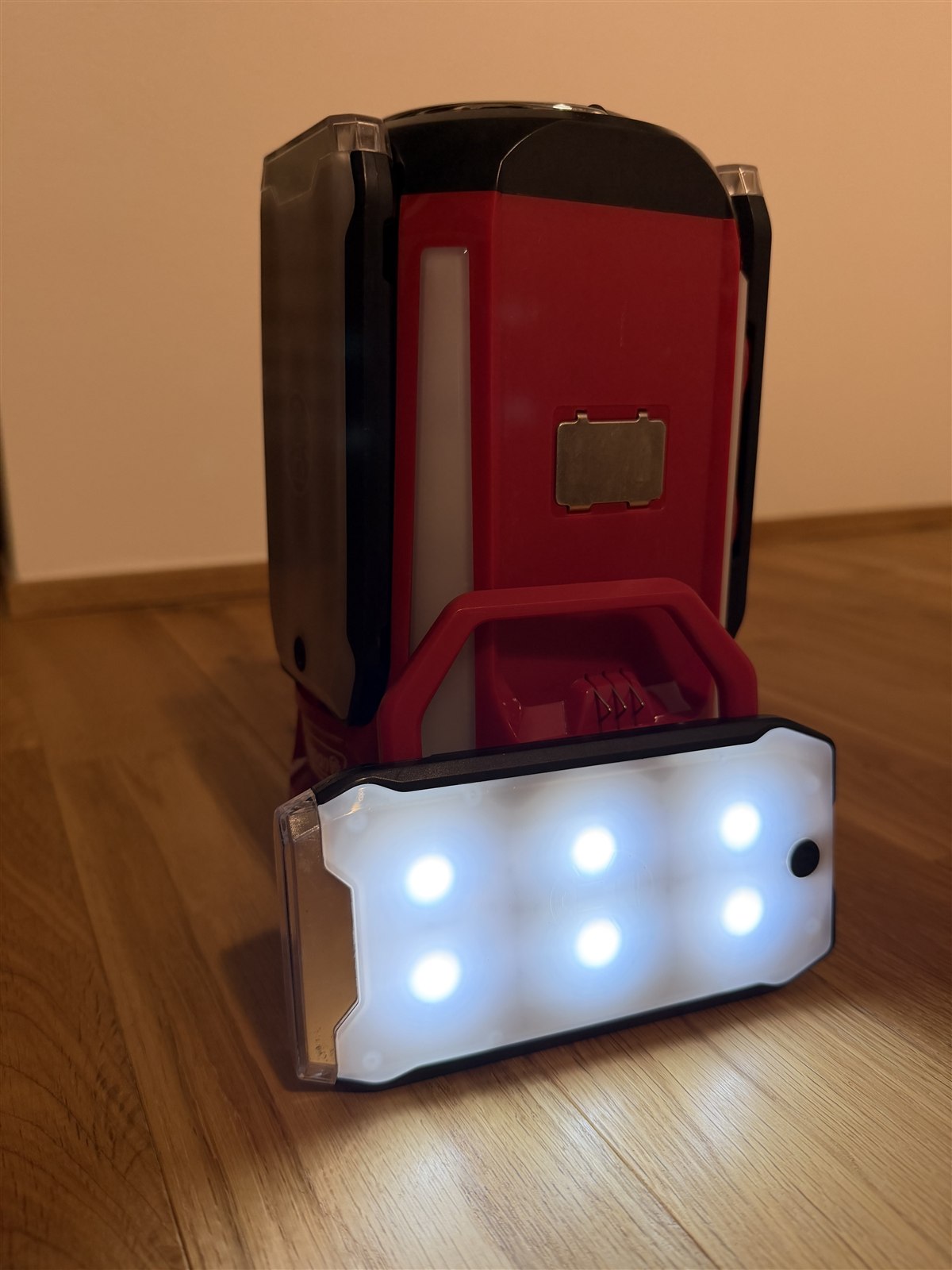コールマン クアッドマルチパネルランタン2000031270から外したパネル。6個のLEDが点灯している